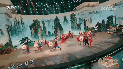 新松机器人重磅亮相央视非遗晚会！ “巨臂”力擎千年苗鼓，国家非遗焕新“出圈”